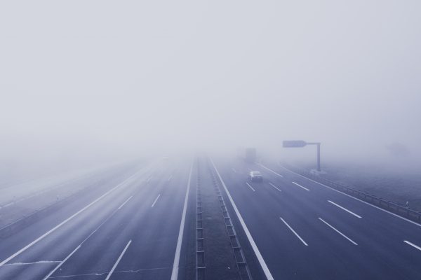 Conducir una furgoneta con niebla